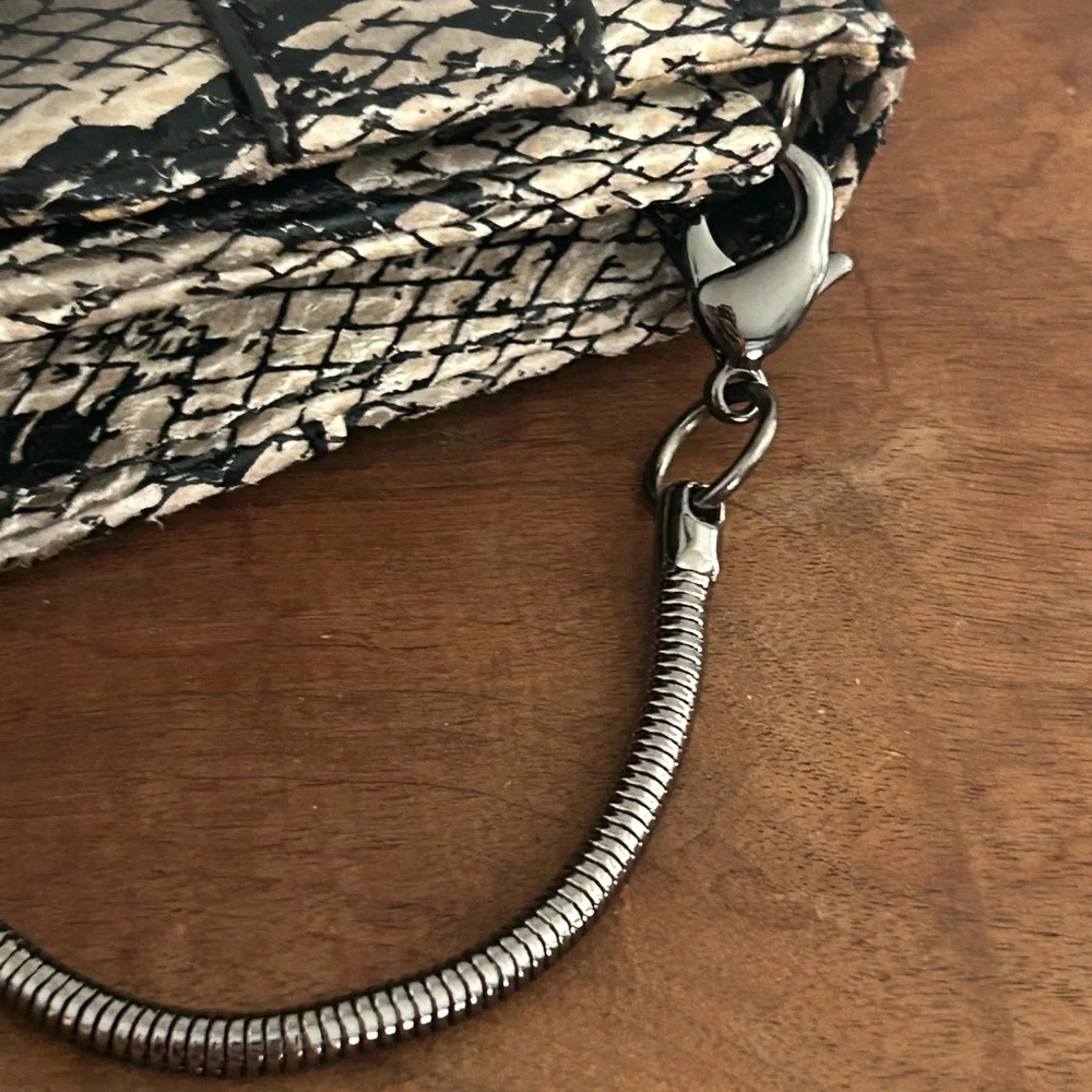 Nine West Snake Skin Crossbody exotic textured Black Beige 9”x6” Clutch chain - Picture 4 of 13